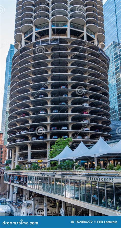 Famous Round Parking Lot At Chicago River Chicago Usa June 12