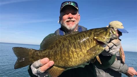 October Lake Erie Smallmouth Bass Fishing Youtube
