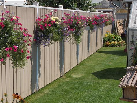 30 Cool Garden Fence Decoration Ideas