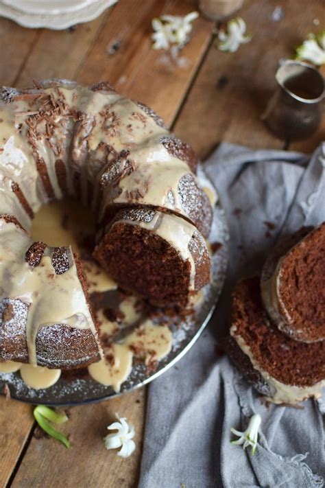 Kardamom und zimt würzen und lauwarm abkühlen lassen. Baileys Schoko oder Eierlikör Schoko Gugelhupf Kuchen ...
