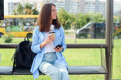 Encantadora Chica Hipster Esperando El Autobús O El Tranvía En La Estación De Transporte Público