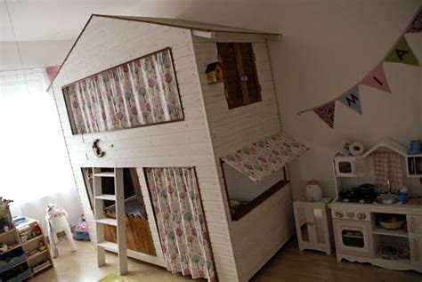 Unser hochbett für jugendliche punktet mit dem vorteil aller hochbetten und bietet viel platz unter der schlafebene, verzichtet aber auf den hohen fallschutz. DIY Inspiration für Kinder Hochbett Haus | Babyzimmer ...