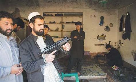 درہ آدم خیل میں اسلحہ کی تجارت کو قانونی شکل دینا حکومت کیلئے بڑا چیلنج Pakistan Dawn News