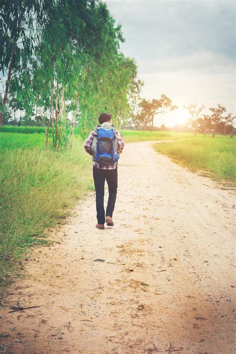 Espalda De Un Joven Hipster Con Mochila En El Hombro Caminando Por El