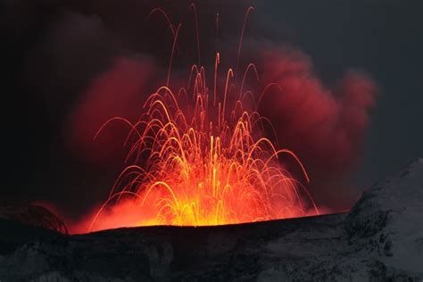 • les volcans boucliers résultant d'éruptions de type hawaien. Islande : le volcan s'apaise