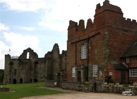 14 Picturesque English Castle Ruins English Castles Castle Real Castles