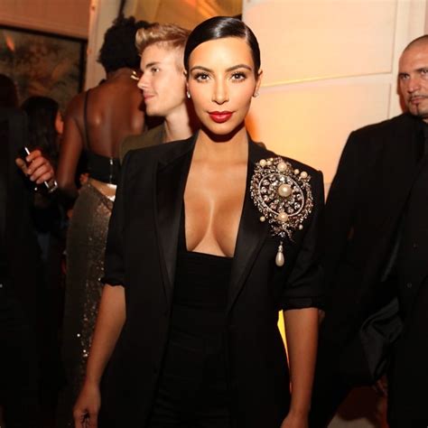 Kim Kardashian usa super broche mas decotão é o que chama atenção