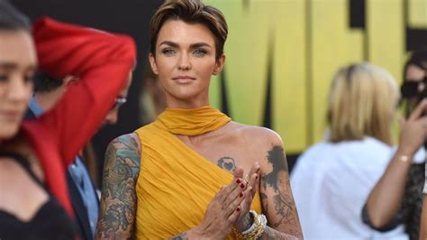 o verdadeiro significado das tatuagens de ruby rose notícia