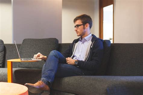 Sie brauchen dazu keine speziellen mittel, ganz normale hausmittel reichen aus. Sofa reinigen mit Hausmittel | Tipps zum Couch sauber machen