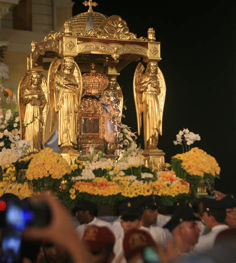 Virgen Chinita Recorrió Su Barriada Llena De Faroles Vestida De Celeste
