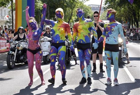 Höhepunkt ist natürlich wieder die regenbogenparade, die am 16. Vienna Pride mit Regenbogenparade 2017: Das Programm des ...