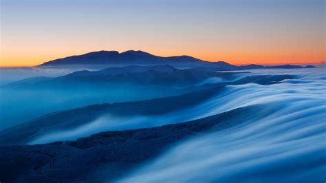 Download 1366x768 Wallpaper Sunset Mountains Fog Horizon Landscape