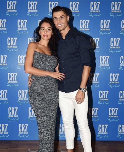 Cristiano Ronaldo S Girlfriend Georgina Rodriguez Wows In Plunging Swimsuit Artofit