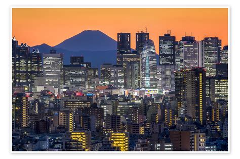 Tokyo skyline at night with Mount Fuji in the background de Jan Christopher Becke en póster