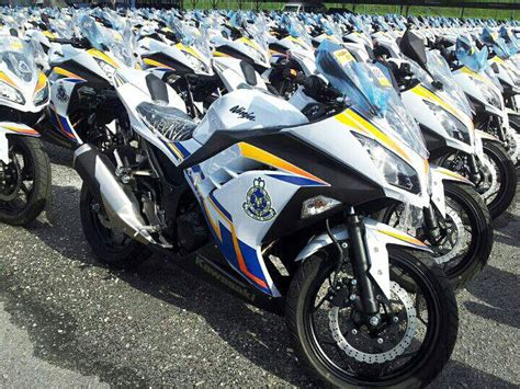 Sleek, lightweight and compact, yet with true kawasaki supersport dna, the ninja 250sl belies its proportions delivering eager performance and big bike thrills. Malaysian Police Launches Fleet of 2013 Kawasaki Ninja 250 ...