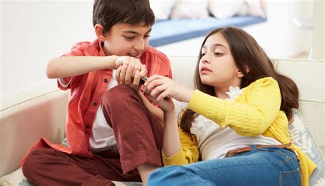 5 Tips For Parents To Handle Rivalry Among Sibling