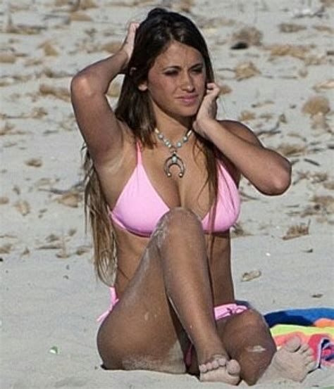 Antonella Roccuzzo En Bikini Rosa Ibiza Messi And Wife Bikini Rosa