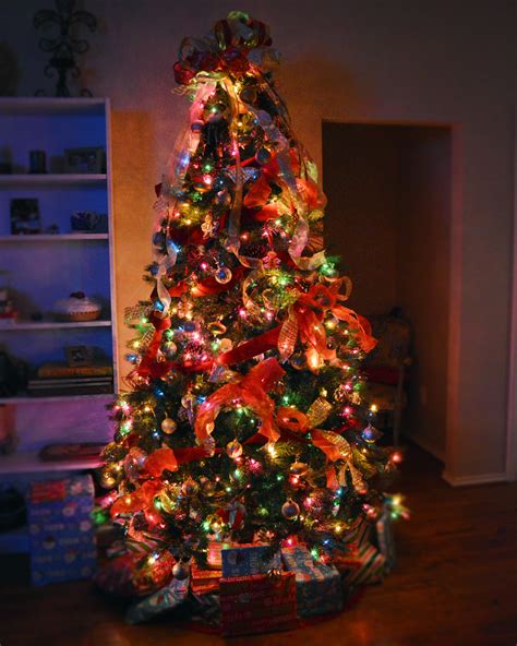 Christmas decorations are all about collections. Traditional Christmas Tree Decor - showmemama.com