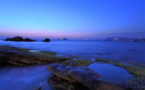 壁紙 海岸、海、岩、夕暮れ、青の色、苔、街の明かり 1920x1200 Hd 無料のデスクトップの背景 画像