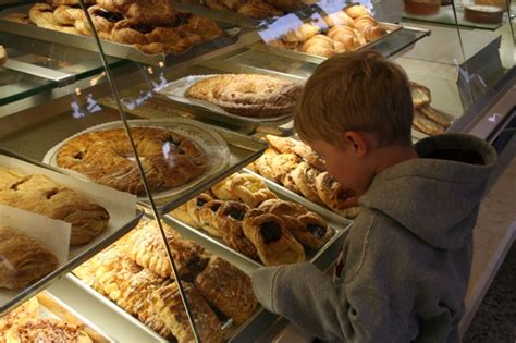 The late Neldam's bakery is reborn, with workers in charge ...