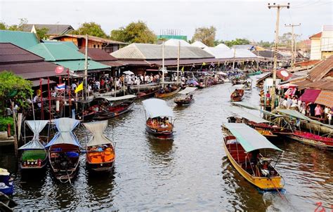 Taste the good local food and drinks, fried sea mussel, noodles, tea, sweets you must book at least 24 hours prior to arrival. Amphawa Floating Market, 2 hr from Bangkok