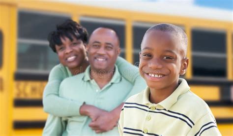 Padres Afroamericanos Orgullosos Y Muchacho Joven Cerca Del Autobús