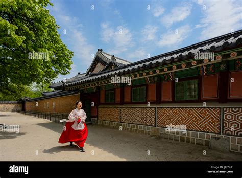 Wearing Traditional Hanbok Around Seoul Royal Palaces Stock Photo Alamy