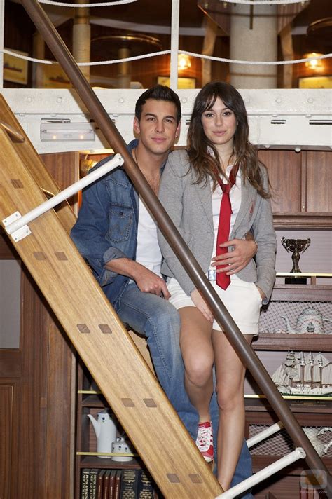 Blanca suárez, la actriz principal de la serie de antena 3 el barco, vuelve de nuevo a la televisión aunque en esta ocasión para protagonizar una de las nuevas apuestas de ficción de telecinco. Blanca Suárez con Mario Casas: Fotos - FormulaTV
