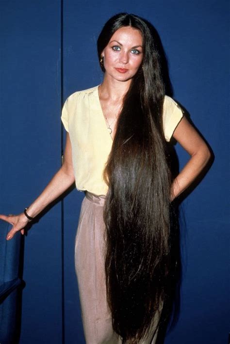 20 Amazing Photos Of Crystal Gayle Posing With Her Knee Length Hair