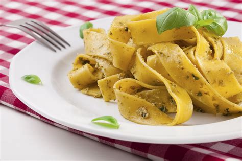 Vegetarian recipe: Tagliatelle with hazelnuts and fresh cheeselets ...