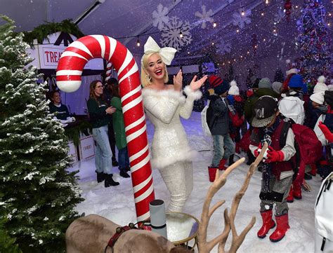 katy perry spreads holiday cheer at bell gardens clubhouse