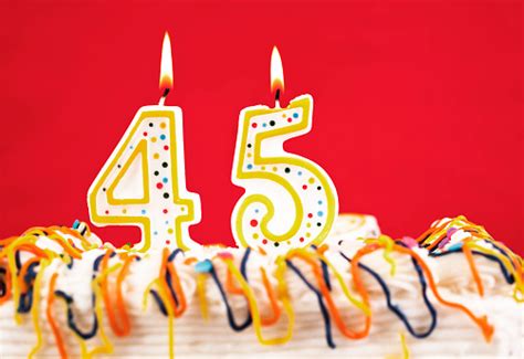 Decoradas Pastel De Cumpleaños Con Velas Número 45 A Leña Fondo Rojo