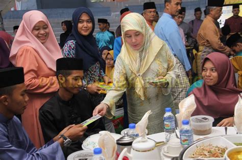 Tengku hassanal is the tengku mahkota (crown prince) of pahang, malaysia. Iftar In Shah Alam - Mudahnya c