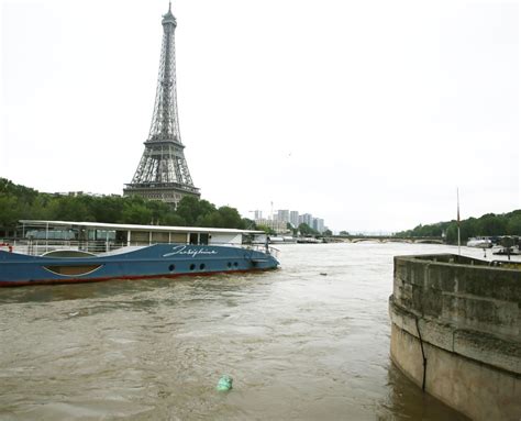 Ne pas diffuser ou partager sans autorisation.contact : La Tour Eiffel évacue par erreur... 1000 personnes ! - Closer