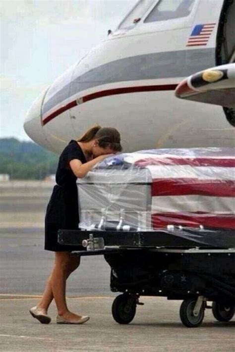 Pic Lea Michele Grieving Cory Monteiths Death — Is The Photo A Phony