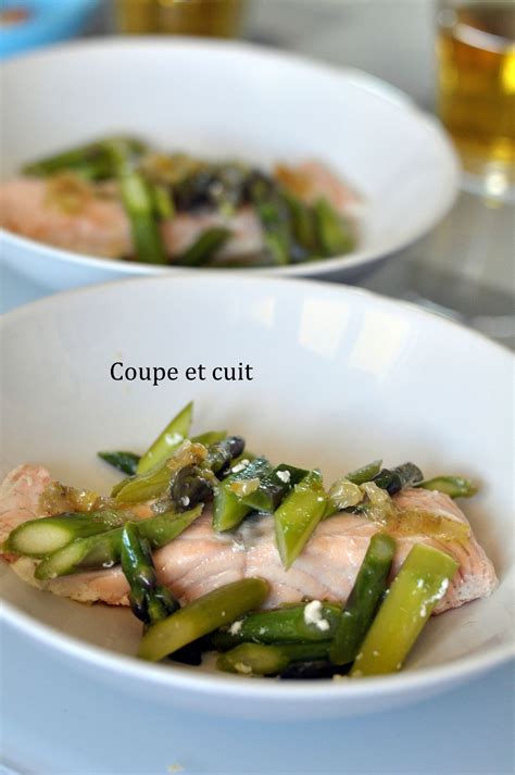 Vérifier la cuisson plus décorer votre plat à votre convenance. Pavés de saumon et asperges à la vapeur, sauce au citron ...