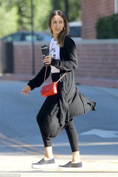 Essential Jessica Alba Looked Laid Back And Casual As She Started Her