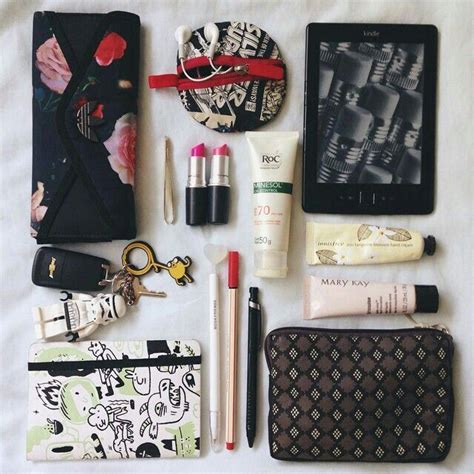 Pin By Satu Satu On Whats In Your Bag In 2024 Purse Essentials