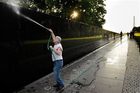 Washing The Wall To Remember Vietnam Vets The Washington Post