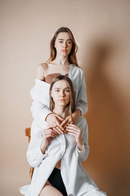 Mannequins Deux Soeurs Jumelles Belles Filles Nues Photo Premium