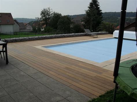 Pratique, polyvalente et immédiatement utilisable, à poser sans joint sur herbe. terrasse piscine bois et carrelage