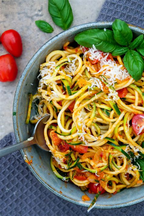Low Carb Zucchini Spaghetti Mit Frischkäse Ajvar Und Tomaten