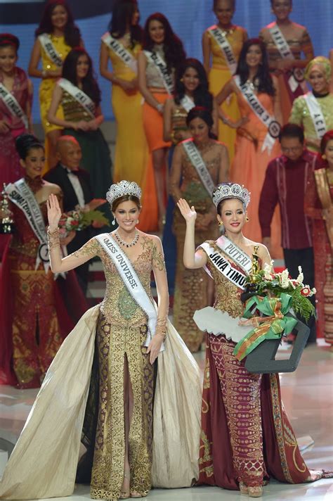 Elvira Devinamira crowned Miss Puteri Indonesia 2014 - Images Archival Store