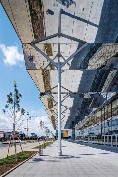 Patnáct let po o2 areně se těsně vedle ní otvírá centrum pro konference, koncerty i sport. O2 universum - přestavba tréninkové haly na multifunkční ...