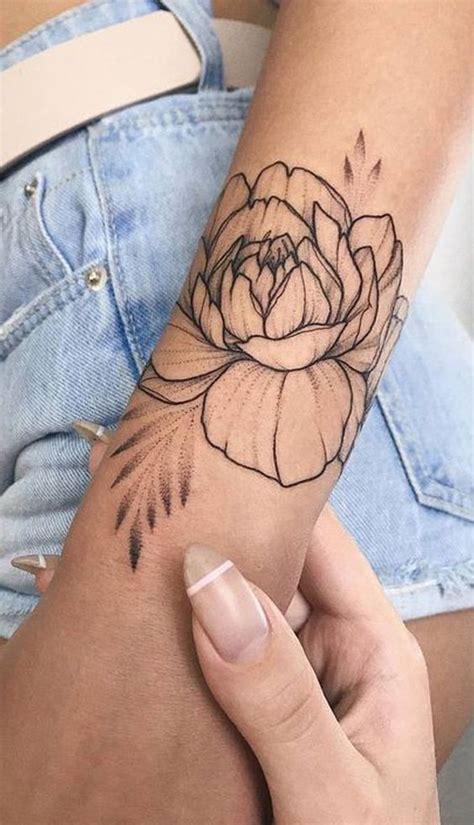When you're ready to commit to a larger piece, going for a rose arm tattoo adds drama and beauty to the canvas of your skin. Einfache geometrische Rose Arm Tattoo-Ideen für Frauen ...