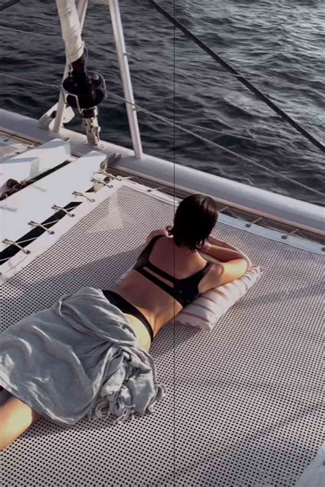 Ángela Aguilar despierta pasiones con fotos en bikini