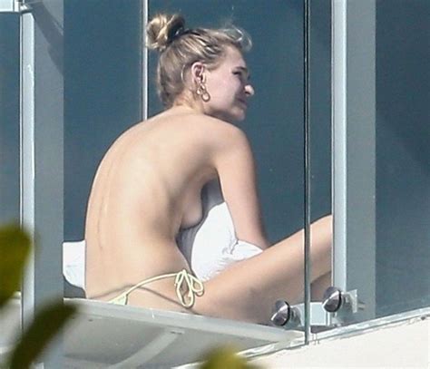 Roosmarijn De Kok Shows Her Sexy Body And Topless Boobs Sunbathing In
