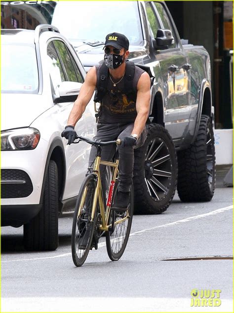 Full Sized Photo Of Justin Theroux Shows Off His Arms On A Bike Ride 01