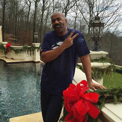 Steve Harvey Pokes Fun At Miss Universe Blunder And Wishes You A Merrynot Christmas E News