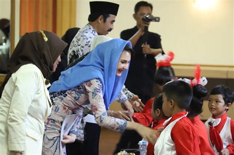 Tangkapan layar youtube arumi bachsin. Cantik Kerudung Biru, Arumi Bachsin Bicara Bahaya Android ...